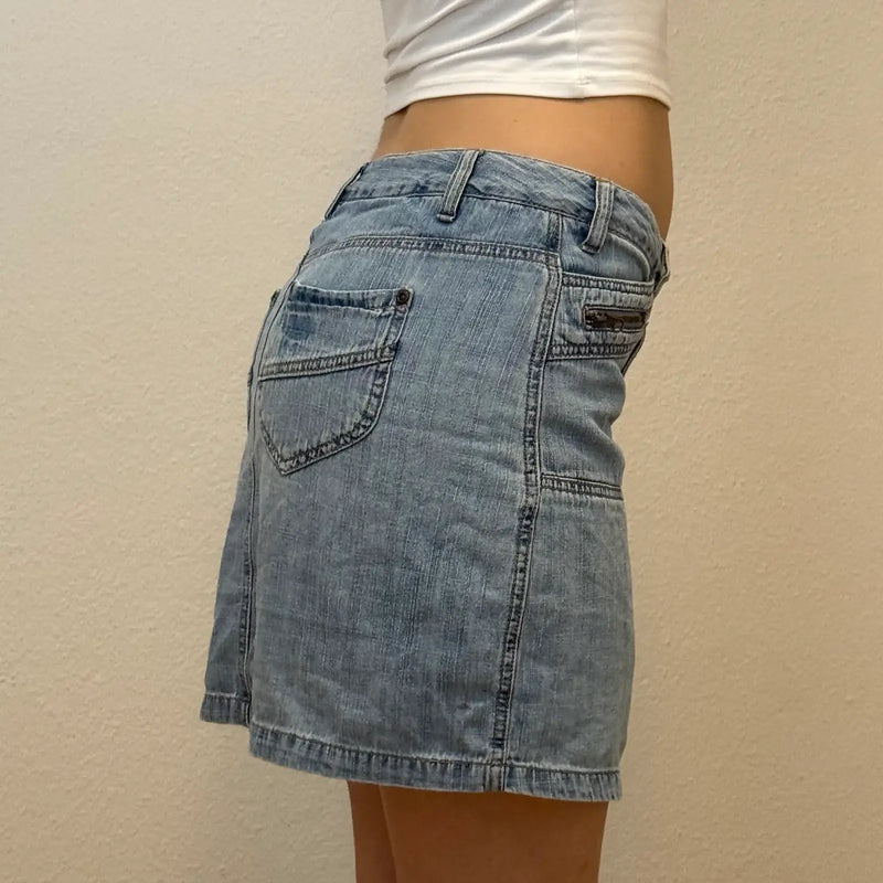 Light Wash Denim Mini Skirt – Low Rise Vintage 2000s Essential (S)