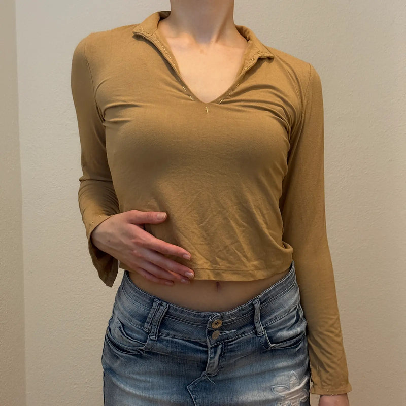 Y2K Camel Long Sleeve Crop Top – Minimalist Vintage 2000s (S)