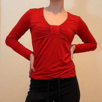Haut rouge vintage à manches longues – Devant froncé style Y2K (P/M)